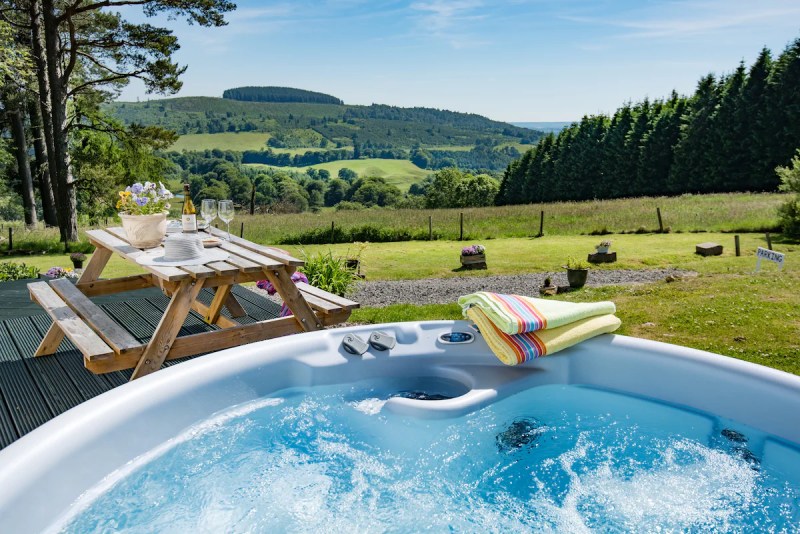 Holidays With Hot Tub And Dog Friendly